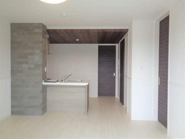  シャーメゾン　ルイ