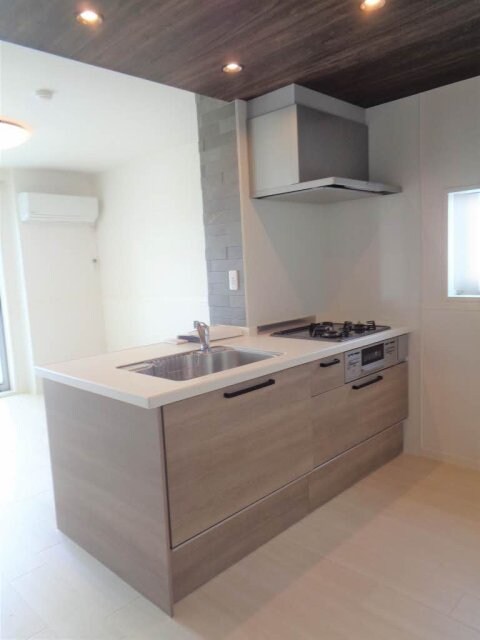  シャーメゾン　ルイ