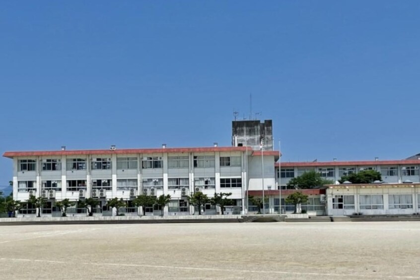 小学校まで1300m※近江八幡市立桐原東小学校 グリーンメゾン白鳥