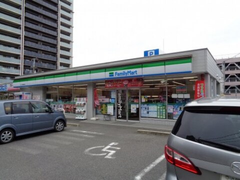 コンビニまで300m※ファミリーマート　近江八幡鷹飼町店 ウエストパレス