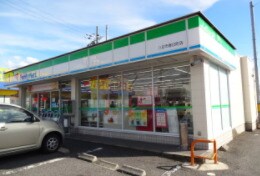 コンビニまで200m※ファミリーマート　八日市春日町店 フラット茜