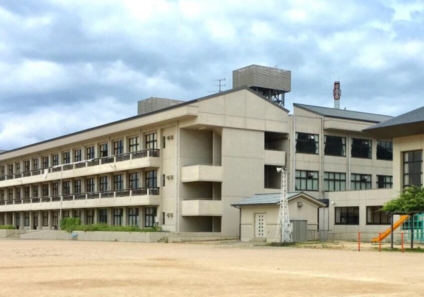 小学校まで900m※長浜市立長浜小学校 ワイ・シャネル