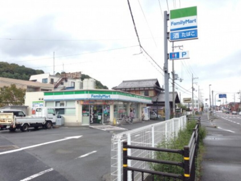 コンビニまで300m※ファミリーマート　大津雄琴駅前店 リビングタウン湖都ヶ丘Ⅱ　A棟