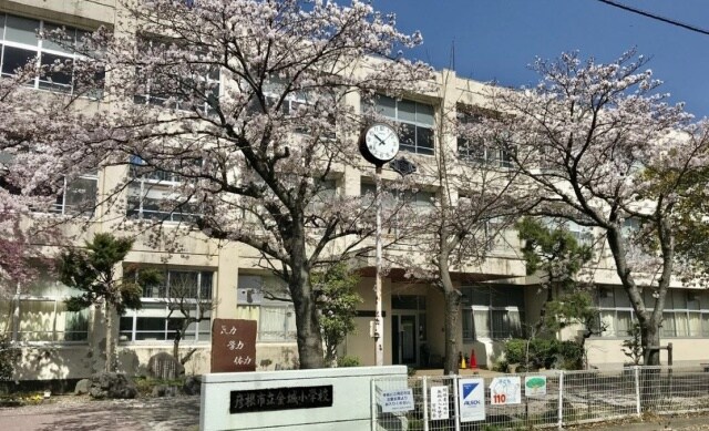 小学校まで900m※彦根市立金城小学校 ミールアドザックス