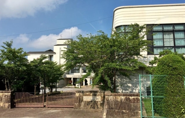 中学校/中等教育学校まで2435m※彦根市立稲枝中学校 レイクイーストＣＩＴＹ弐番館グレーシィ稲枝