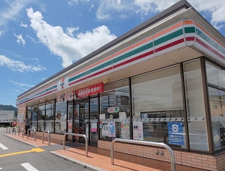 コンビニまで800m※セブン－イレブン　湖南三雲店 ハイツにんじんB