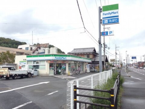 コンビニまで300m※ファミリーマート　大津雄琴駅前店 リビングタウン湖都ヶ丘Ⅱ　A棟