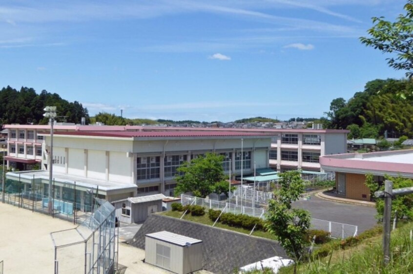 小学校まで2400m※湖南市立下田小学校 芦田ハイツ