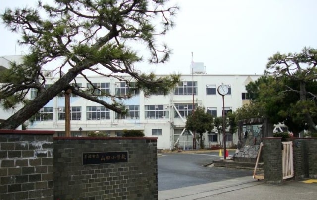 小学校まで2321m※草津立市山田小学校 プラウ23