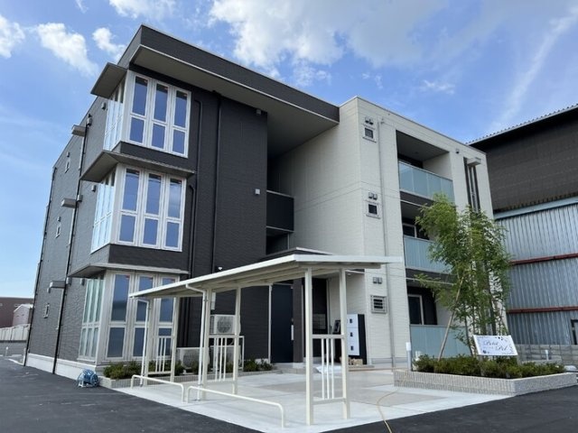 ３階建てのオシャレな外観