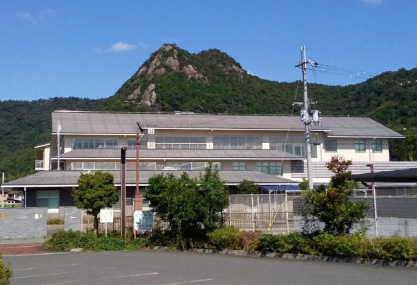 小学校まで1600m※東近江市立箕作小学校 ヤングハイツ狛里