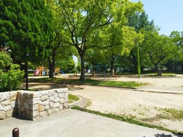 くいせ幼稚園前の大きな公園