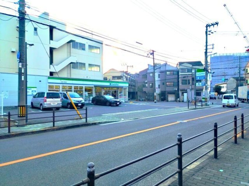 ファミリーマート西淀川御幣島店(コンビニ)まで588m ルネッサンス・ロンシャン