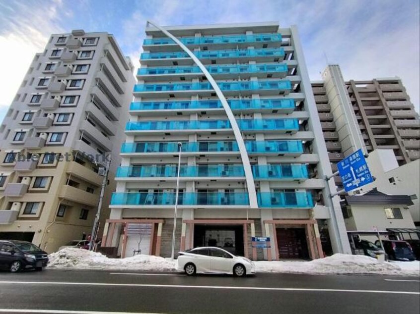  コローレ知事公館前
