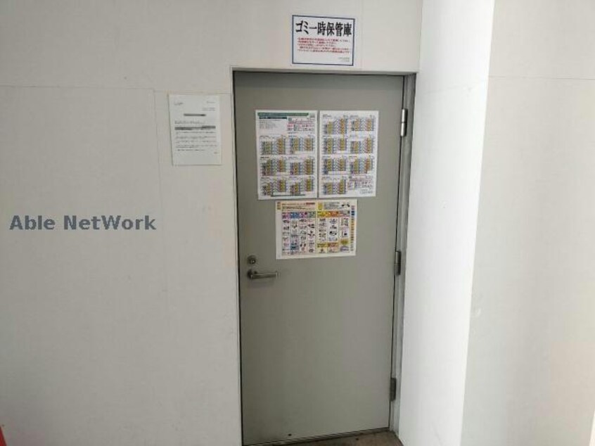  コローレ知事公館前