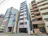 カレラ近代美術館前