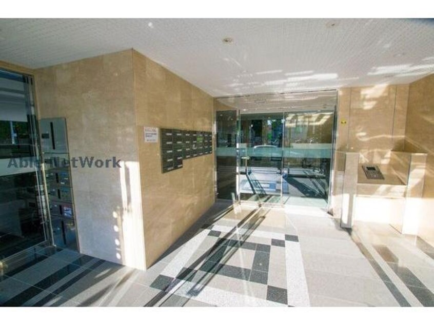  ノヴァ知事公館前