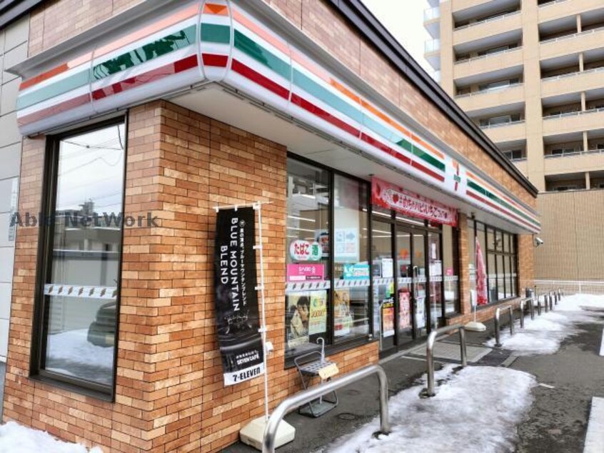 セブンイレブン札幌北4条西25丁目店(コンビニ)まで330m JADE円山