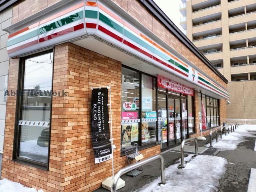セブンイレブン札幌北4条西25丁目店(コンビニ)まで213m OMレジデンス円山
