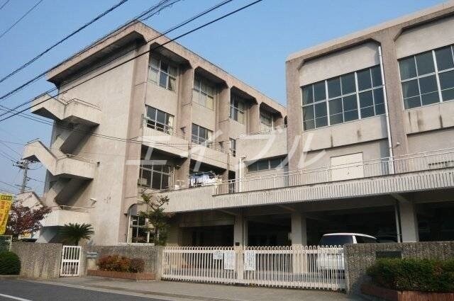 早島町立早島小学校(小学校)まで369m リバティ安原Ⅱ