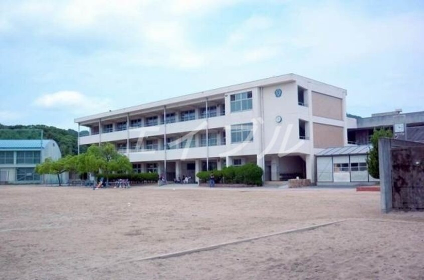 玉野市立荘内小学校(小学校)まで1068m ぼくんちＡ