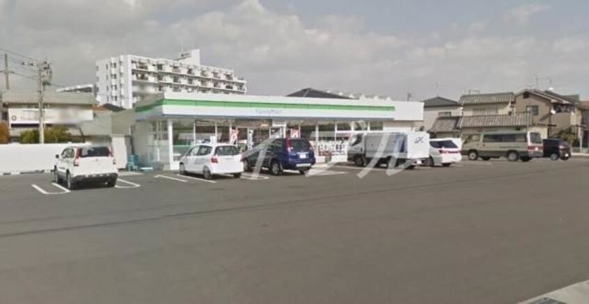 ファミリーマート岡山万倍店(コンビニ)まで669m Wisteria