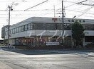 児島郵便局(郵便局)まで1496m ロワールA