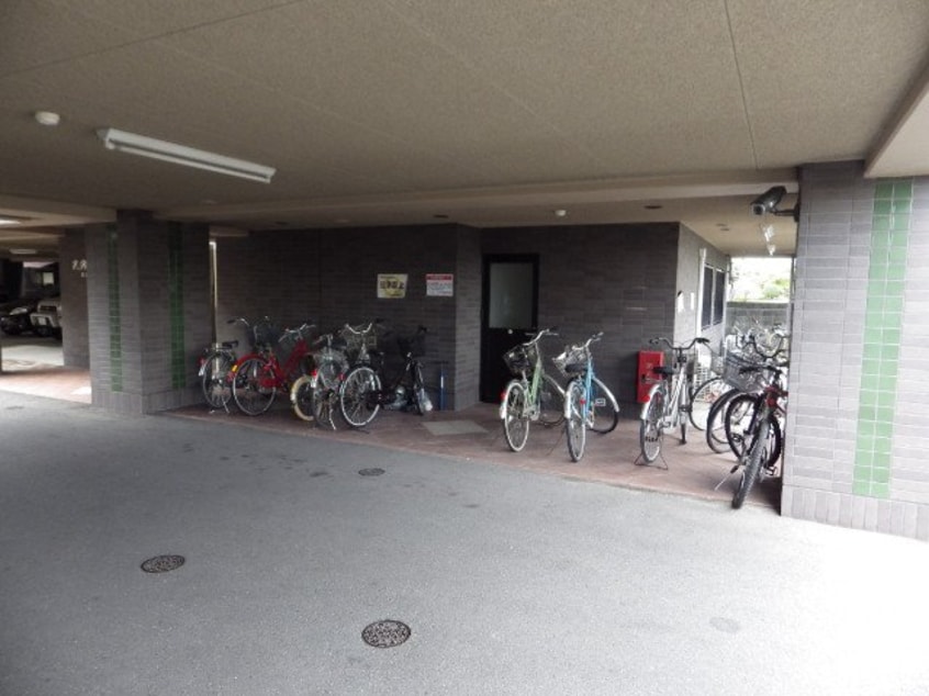 駐輪場 E.POPULAR