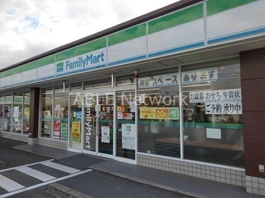 ファミリーマート吉野ヶ里立野店(コンビニ)まで865m ピュア ライヴ XⅢ B棟