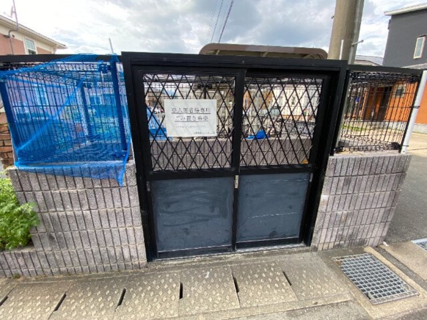 ゴミ置き場 シャルマン参番館