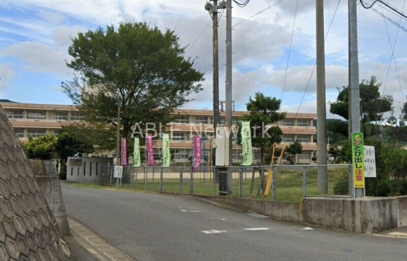 鳥栖市立麓小学校(小学校)まで2110m ルミエールA棟