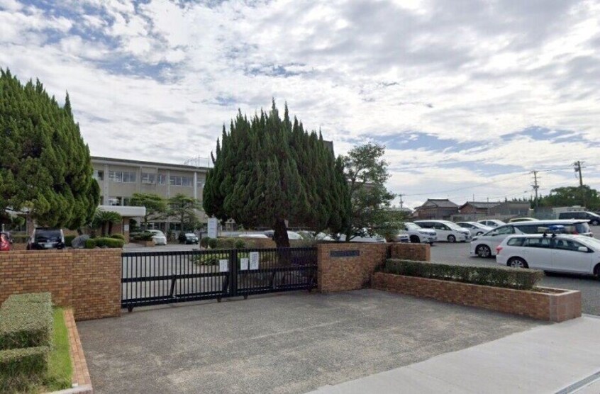 上峰町立上峰中学校(中学校/中等教育学校)まで693m ヴァイオレット上峰