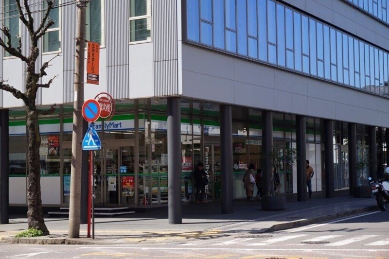 ファミリーマート長崎出島店(コンビニ)まで144m プロムナード・デザングレ雪屋