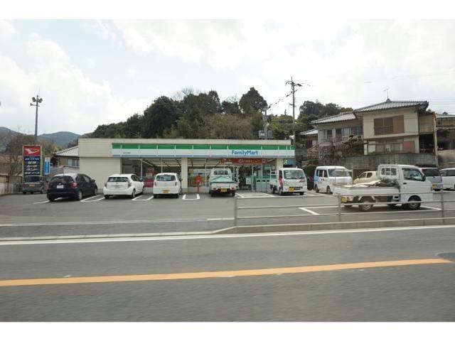 ファミリーマート長与三根店(コンビニ)まで1506m フォーレスS D棟