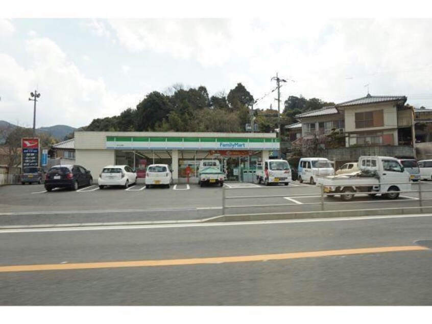 ファミリーマート長与三根店(コンビニ)まで585m ラフォーレ平木場