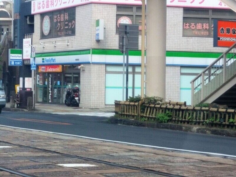 ファミリーマート長崎駅前店(コンビニ)まで358m Two Living