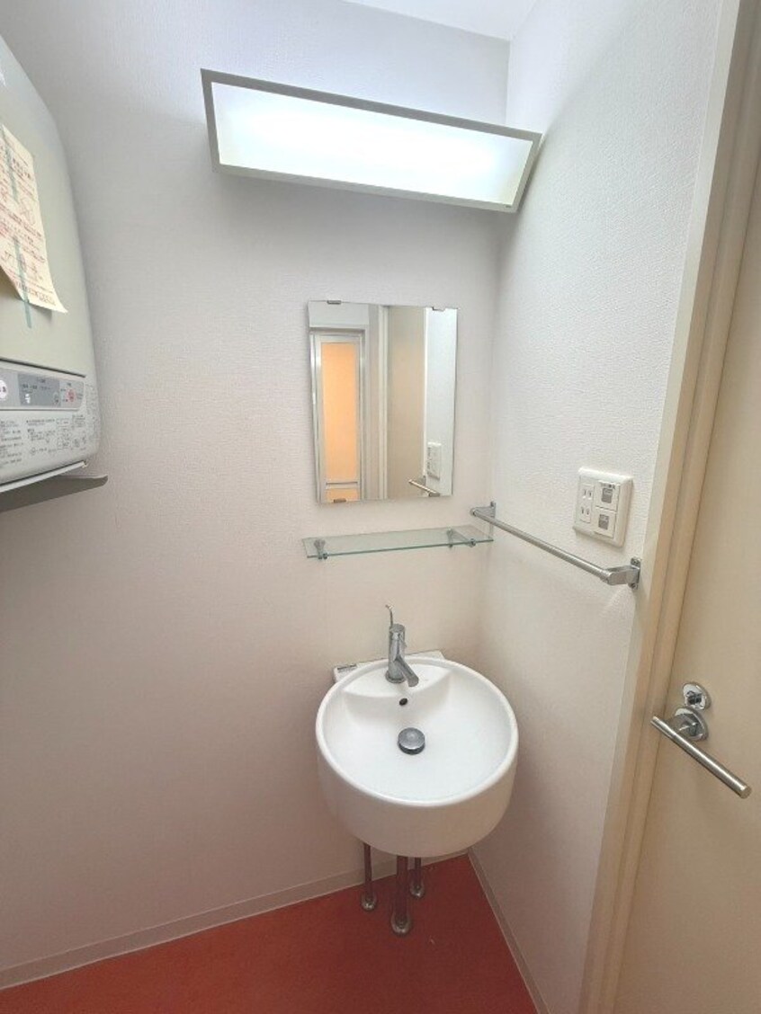  アミティ館内二番館