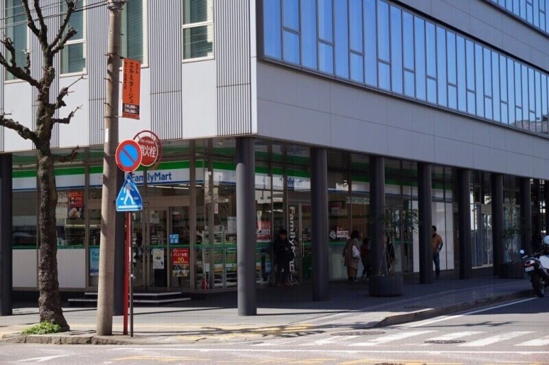ファミリーマート長崎出島店(コンビニ)まで144m プロムナード・デザングレ雪屋