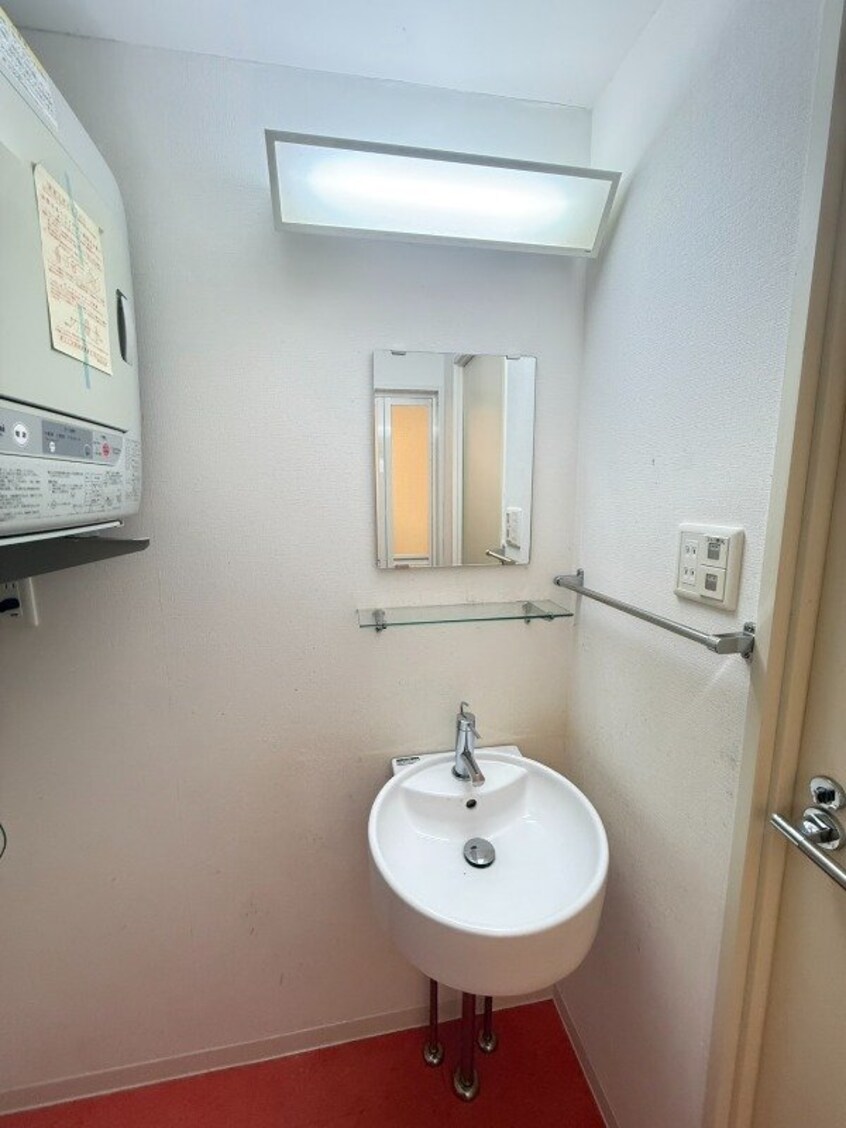  アミティ館内二番館