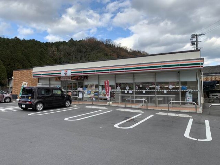 コンビニまで800m※セブンイレブン　伊賀青山羽根店 フラット立石Ｄ　青山羽根