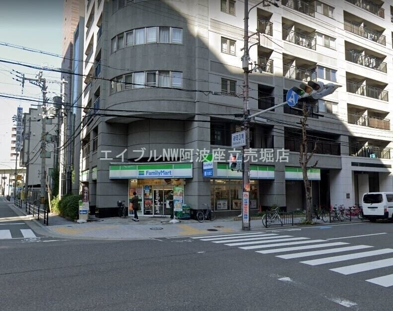 ファミリーマート新町三丁目店(コンビニ)まで103m ArtizA西長堀