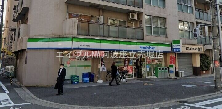 ファミリーマート京町堀三丁目店(コンビニ)まで93m ワールドアイ京町堀