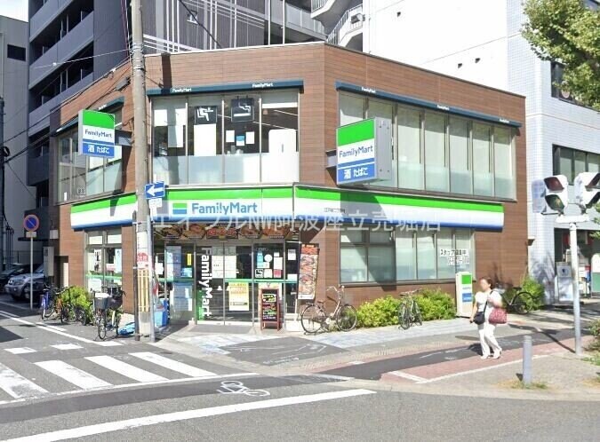 ファミリーマート江戸堀二丁目店(コンビニ)まで262m プレジオ中之島