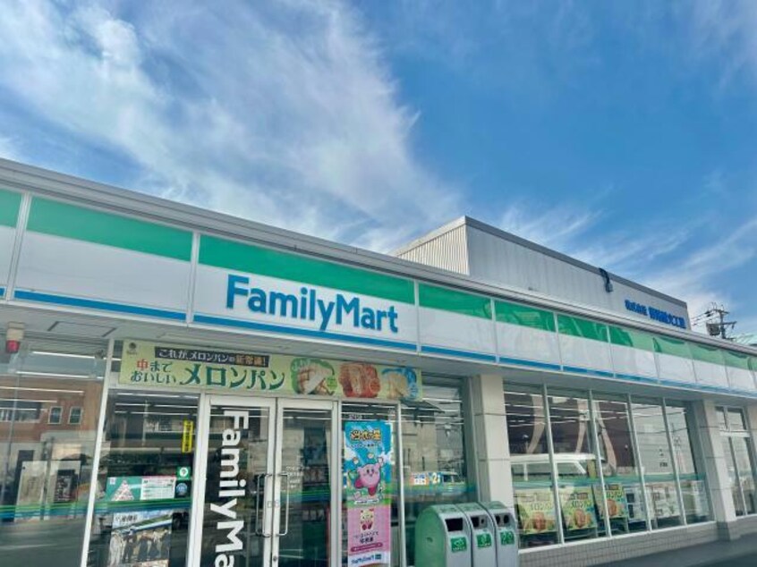 ファミリーマート姫路中島店(コンビニ)まで376m オーハマヴィラ
