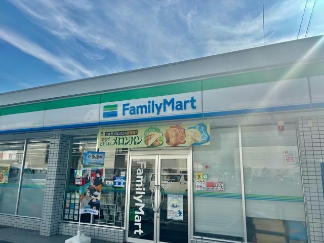 ファミリーマート姫路亀山店(コンビニ)まで595m ジーメゾン飾磨恵美酒