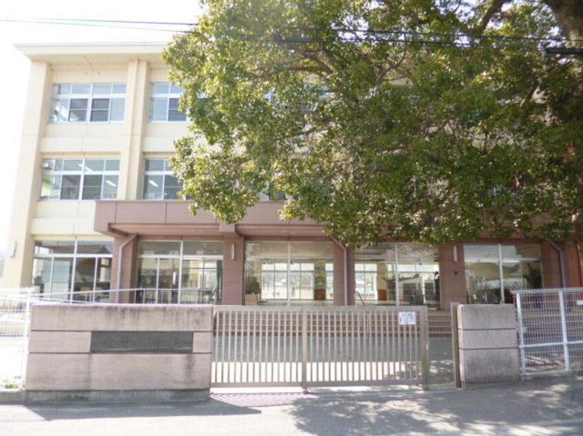 小学校まで1200m※津市立栗葉小学校 Ａｎｄ　Ａ　Ｂ棟