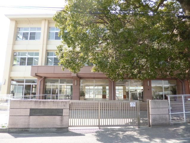 小学校まで1300m※津市立栗葉小学校 ｆｏｒｅｓｔ