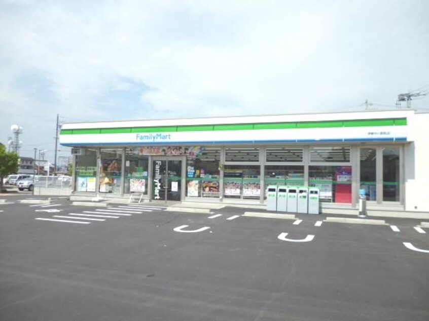 コンビニまで400m※ファミリーマート　伊勢中川駅前店 ヴィラＮＡＫＡＧＡＷＡⅡ