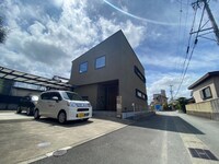 高向車が沢山停まる家