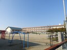 小学校まで2800m※明和町立上御糸小学校 ホワイトピジョン